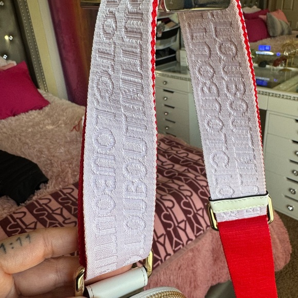 Christian Louboutin
Loubila Hybrid Crossbody in
Grained Leather - Picture 8 of 16